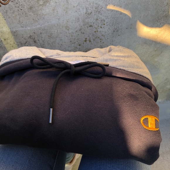 CHAMPION HOODIE - Picture 2 of 2